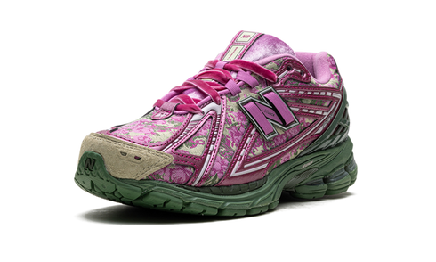 Gros plan sur la languette de la Rose Runner avec détails branding