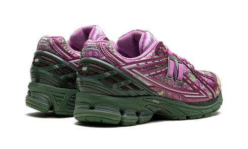 Talon de la 1906R Rose Runner avec logo New Balance en rose