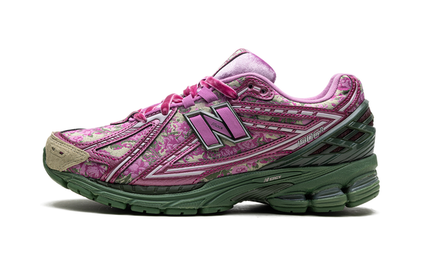 Vue latérale de la New Balance 1906R Rose Runner – édition Jack Harlow