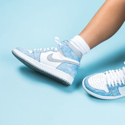 Air Jordan 1 Retro High OG Hyper Royal