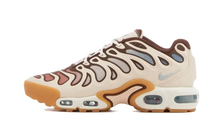 Charger l&#39;image dans la galerie, Nike Air Max Plus Drift Phantom Cacao Wow sneakers with phantom and cacao color accents, available at ASEY SHOP Morocco.
